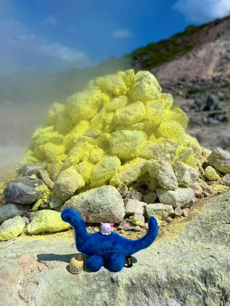 硫黄山（アトサヌプリ）観光に興じるクッシーとアイシー＆スプーク